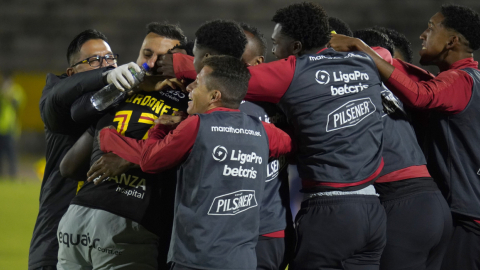 Los jugadores de Aucas festejan la victoria ante Universidad Católica, el 4 de septiembre de 2022. 