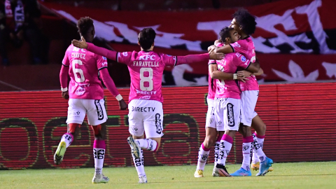 Los jugadores de IDV se abrazan después de uno de los goles ante Melgar.