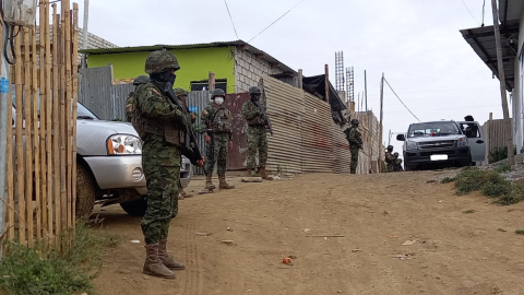 Momento de la intervención militar y policial en 19 puntos de la parroquia Posorja, en Guayaquil, el 8 de septiembre de 2022.