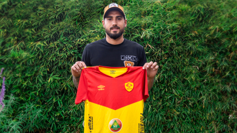 Francisco Fydriszewski posa con la camiseta de Aucas en su casa, en Quito, en septiembre de 2022.