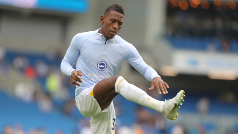 Pervis Estupiñán, jugador del Brighton, hace trabajos de calentamiento el 4 de septiembre de 2022. 