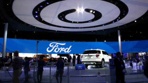 Imagen referencia de vehículos de Ford en una feria. 