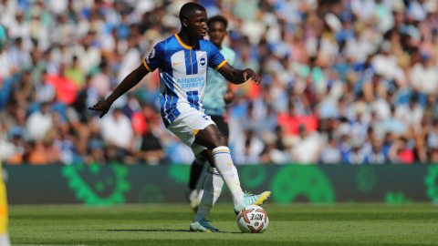 Moisés Caicedo controla una pelota en el partido ante el West Ham, por la Premier League, el 21 de agosto de 2022.