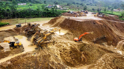 Decenas de retroexcavadoras trabajan en el río Guanache, en el centro urbano del cantón Ponce Enríquez, en agosto de 2022.