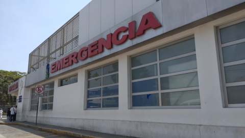 Fachada del área de emergencia del Hospital del IESS, Teodoro Maldonado Carbo, sur de Guayaquil. Según sus registros, entre enero y agosto de este año, allí han atendido a 7.292 pacientes.