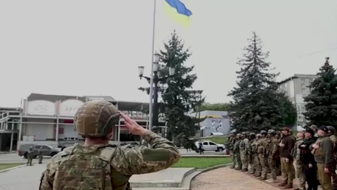 Militares ucranianos izan la bandera de su país en Járkov, territorio recuperado, el 10 de septiembre de 2022. 