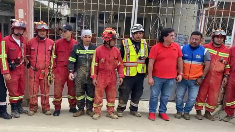 Equipo de bomberos que colaboró con el rescate de dos mineros en Ponce Enríquez, el 10 de septiembre de 2022. 