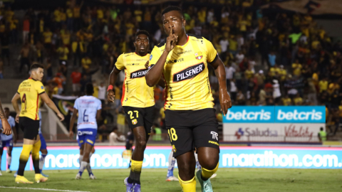 El delantero de Barcelona, Jhon Jairo Cifuente, festeja su gol ante Macará en Guayaquil, el 10 de septiembre de 2022.