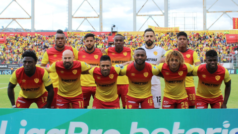 Los jugadores de Aucas posan para una foto antes de enfrentar a Emelec, en Quito, el 11 de septiembre de 2022.