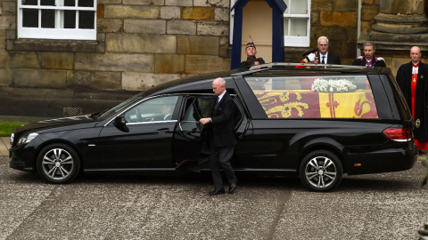 El vehículo que transporta el féretro de la reina Isabel II en Edimburgo, el 11 de septiembre de 2022.