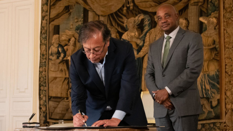 El presidente Gustavo Petro, en la Casa de Nariño, en Bogotá, durante la posesión del nuevo embajador colombiano en Estados Unidos, Luis Gilberto Murillo, el 7 de septiembre de 2022.