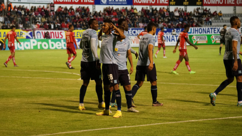 Los jugadores de Universidad Católica celebran un gol en Ambato, el 12 de septiembre de 2022.