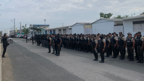 Cinco sospechosos, entre ellos dos policías activos, fueron detenidos por robo en Guayaquil, el 12 de septiembre de 2022.