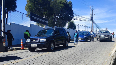 Vendedores de repuestos en los exteriores del centro de revisión vehicular, ubicado en el valle de Los Chillos, el 13 de septiembre de 2022.