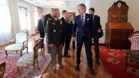 El presidente Guillermo Lasso y la general Laura Richardson conversan en uno de los salones del Palacio de Carondelet, el 13 de septiembre de 2022.