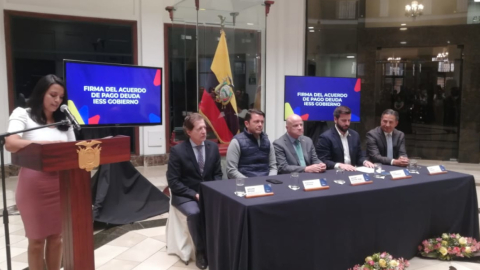 El vicepresidente de la República, Alfredo Borrero, y el ministro de Finanzas, Pablo Arosemena (c), firman el 15 de septiembre de 2022 un segundo acuerdo de pago de la deuda por salud para el IESS, en Quito.