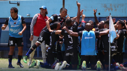 Los jugadores de Deportivo Quito festejan un gol ante Aampetra, en el estadio de Rumiñahui, el 27 de agosto de 2022.