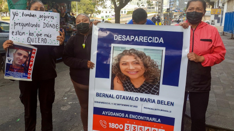 Familiares sostienen una fotografía de María Belén Bernal, desaparecida en Quito, el 17 de septiembre de 2022. 