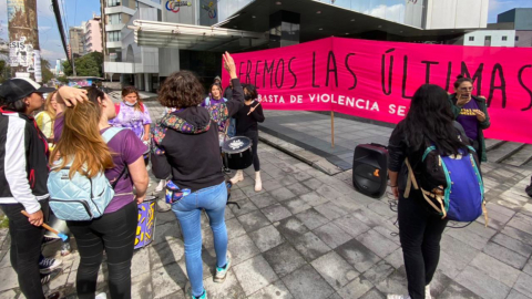 Mujeres hacen un plantón en Quito para exigir que cese la violencia de género, el 2 de junio de 2022.