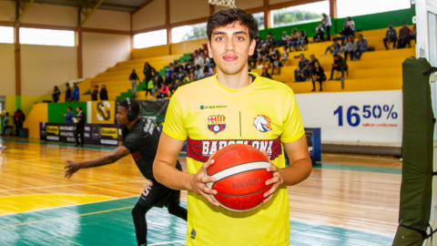 El español Ricky Freire, con el equipo de básquetbol de Barcelona SC. 