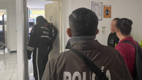 Imagen referencial. Personal de la Fiscalía y de la Policía realizan diligencias investigativas en torno al caso María Belén Bernal, el 16 de septiembre de 2022, en la Escuela de Policía (Quito).