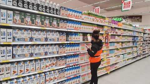 Los supermercados tienen una percha destinada a las bebidas vegetales, principalmente las leches. 