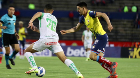 Jugadores de El Nacional y Mushuc Runa, en el partido de la Copa Ecuador en el estadio Olímpico Atahualpa el 16 de septiembre de 2022.