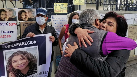 Elizabeth Otavalo (d), madre de la abogada María Belén Bernal, realiza una manifestación en búsqueda de su hija en la Fiscalía, el 17 de septiembre de 2022. 