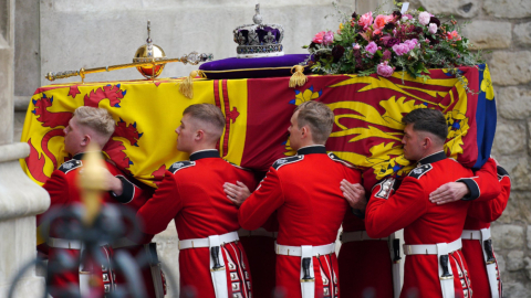 Más de 100 marineros al son de las gaitas de regimientos escoceses e irlandeses tiraron el féretro por las calles de Londres, tras el funeral de Estado, el 19 de septiembre de 2022.