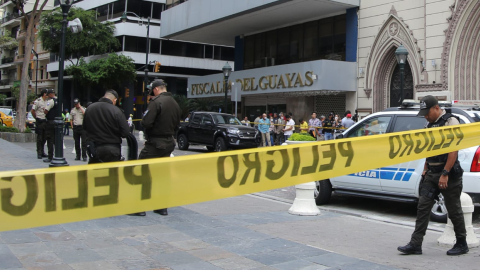 La Policía acordonó el lugar donde fue asesinado el fiscal Édgar Escobar, frente a la Fiscalía de Guayas, en el centro de Guayaquil, el 19 de septiembre de 2022.