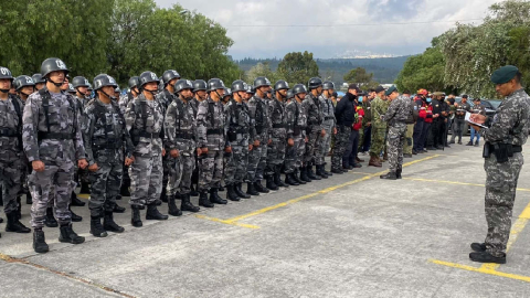 Equipos policiales, militares y de bomberos durante la búsqueda de María Belén Bernal, el 19 de septiembre de 2022, en Quito.