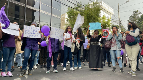 Plantón en respaldo a la madre de María Belén Bernal, en los exteriores de la Fiscalía de Pichincha, el 19 de septiembre de 2022.