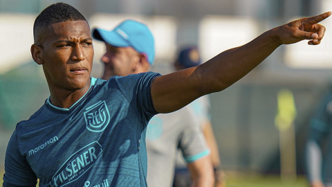 Carlos Gruezo durante un entrenamiento con la selección ecuatoriana de fútbol.