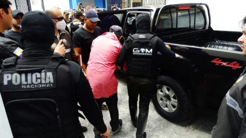 Uno de los detenidos tras el sicariato del fiscal Édgar Escobar, frente al edificio de la Fiscalía del Guayas, en el centro de Guayaquil, el 19 de septiembre de 2022.