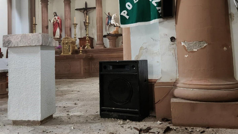 Fotografía cedida por Jorge Luis Martínez, donde se observan los daños causados por un sismo en una iglesia, en el municipio de Coalcomán, estado de Michoacán (México). 