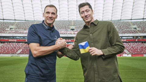 Robert Lewandowski (d), saluda con el ucraniano Andriy Shevchenko (i), en el estadio nacional de Varsovia, el martes 20 de septiembre de 2022.