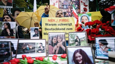 Manifestantes se expresan en Berlín en contra el gobierno iraní por la muerte de Mahsa Amini, tras ser detenida por la policía de la moral por llevar mal puesto el velo.