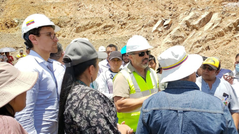 El ministro de Transporte y Obras Públicas, Darío Herrera, recorrió la zona que registra daños por la erosión del río Coca, en El Chaco, el 21 de septiembre de 2022. 