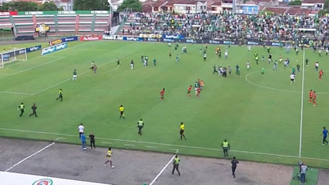 Hinchas del Deportivo Cali invaden el campo de juego en el partido ante Cortuluá por la liga colombiana, el 21 de septiembre de 2022.