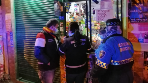 Control de la Intendencia de Policía de Pichincha en una tienda de Cayambe, en 2021.