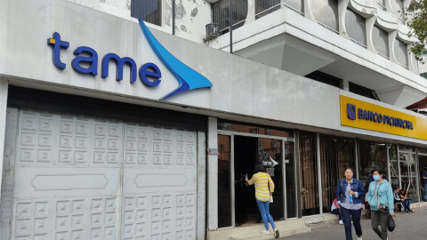 Fachada de las oficinas de la aerolínea Tame en liquidación, ubicadas en la avenida Amazonas, en Quito. 21 de septiembre de 2022.