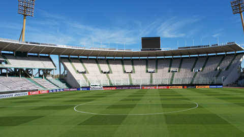 Vista panorámica de una de las tribunas del estadio Mario Alberto Kempes, en Córdoba, Argentina.