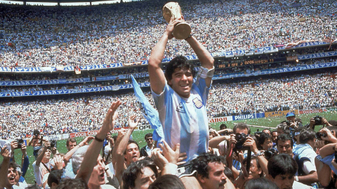 Diego Maradona se consagra campeón del Mundial de 1986 en el estadio Azteca.