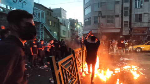 Manifestantes queman objetos en protesta con la Policía y l régimen de Irán, por la muerte de  Mahsa Amini, el 21 de septeimbre de 2022.