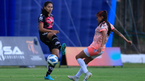 Jugadoras de Dragonas y Club Ñañas disputan una pelota en la final de ida de la Superliga 2022.