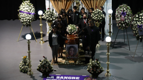 En el teatro de la Universidad Central se instaló una capilla ardiente en por el femicidio de María Belén Bernal, el 22 de septiembre de 2022.