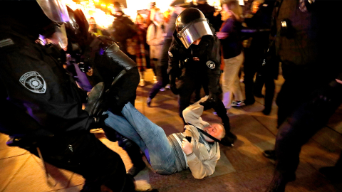 Policías rusos detienen a un participante de una protesta no autorizada contra la movilización parcial por el conflicto en Ucrania, en el centro de San Petersburgo, Rusia, el 21 de septiembre de 2022. 