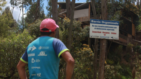 En barrios de Cuenca, como El Cebollar, los vecinos colocan advertencias para los delincuentes. 