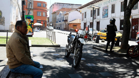 La Policía realiza patrullajes en el centro de Cuenca, donde han ocurrido robos a personas y vehículos. 