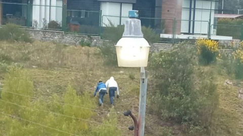 Dos delincuentes huyen de una urbanización de Challuabamba el 12 de septiembre. 